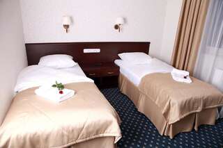 Отель Hotel Adria Руда-Слёнска Двухместный номер с 2 отдельными кроватями-1